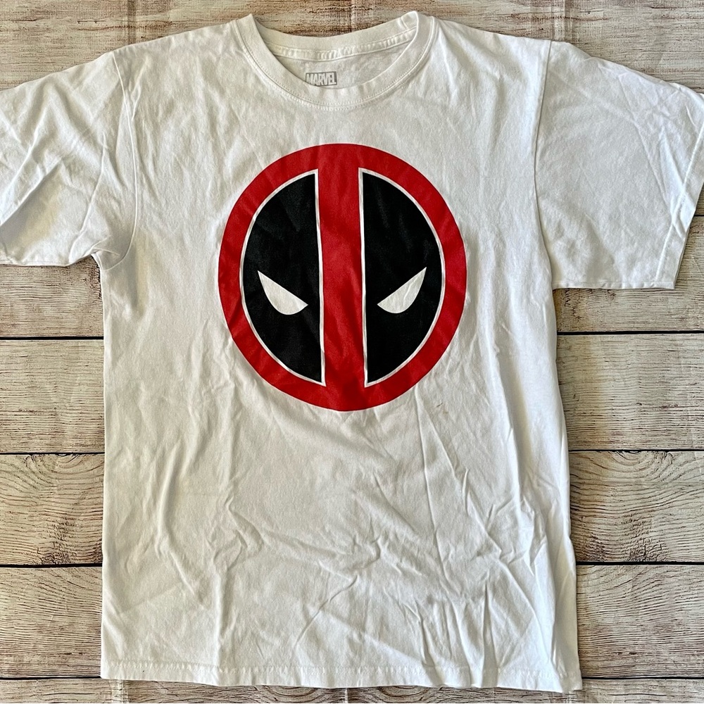 White red men’s medium Marvel Deadpool logo head T-shirt